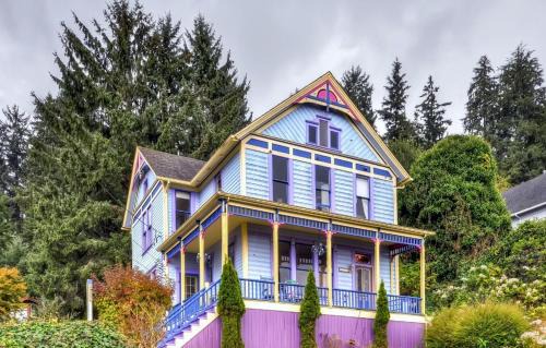 Astoria Apartment | Astoria Painted Lady Historic Apt with River View!