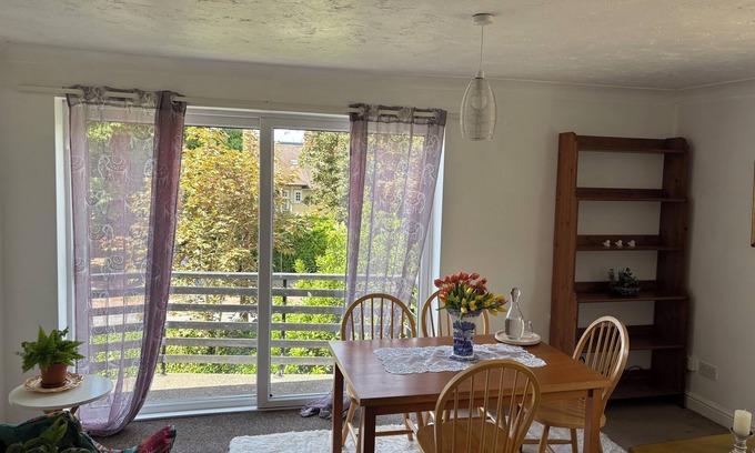 Cambridge Apartment | At a serene location opposite to the house of a double Nobel laureate