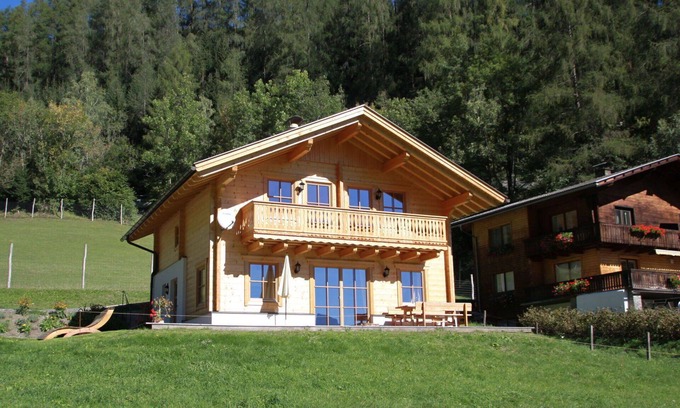 Heiligenblut House | Beautiful apartment in villa for 6 guests with WIFI, TV, terrace, pets allowed and parking