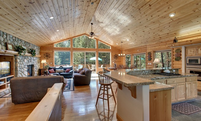 Christmas Valley Cabin | At Home in the Mountains , 7 bdrms 5 baths, Hot tub, Sauna, Steam rm & more