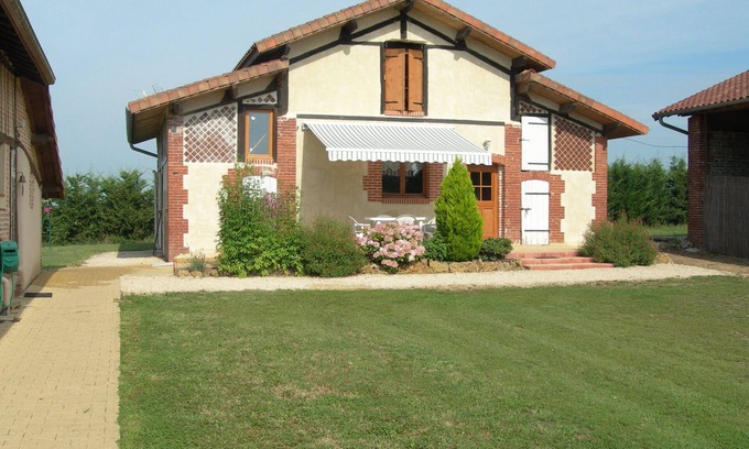 Cazeres-sur-l'Adour Cottage | At the heart of an equine farm. Reside in a cottage of 70 m. with a pool.