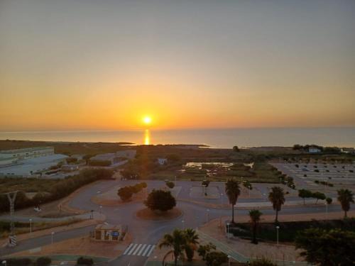 Cabanes Apartment | Atardecer en Torre la Sal a 50 metros de la playa, con Wifi Gratuito, Parking y Piscina