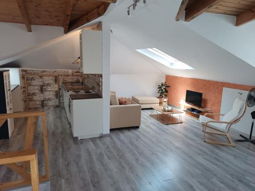 Paiania Apartment | ATH Airport, Loft in Painia