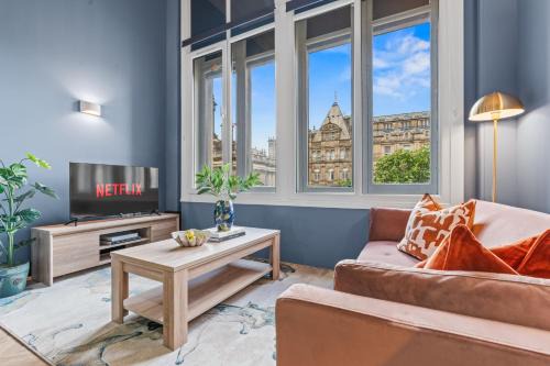 Leeds City Center Apartment | Athenaeum by Alt-Stay - 1 Bed Mezzanine Apartment Contractor and Relocation Accommodation with Fast Wi Fi, Netflix, Kitchen, Dishwasher, Laundry and Self Check In - Long Stay Ready with Weekly and Monthly Rates