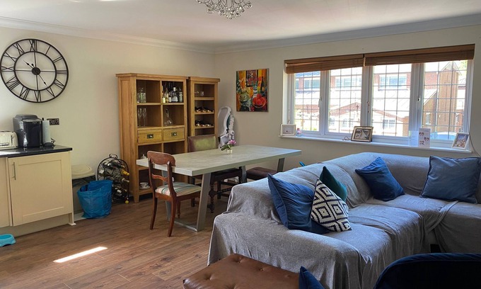West Byfleet Apartment | Attractive Large 2 bed apartment - great location