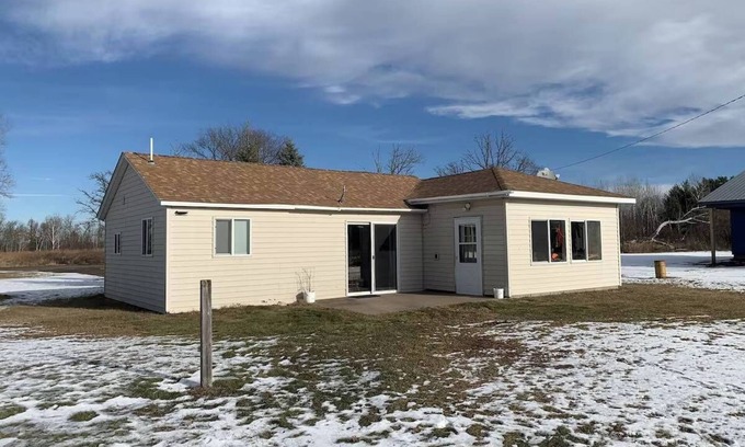 Markville Cabin | ATV and Snowmobile trails 1/4 mile away. Full size Big Buck Hunter Arcade game.