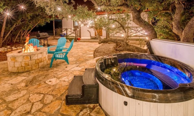 Austin House | ATX Hideaway | Heated Pool | Jacuzzi | Sleeps 14