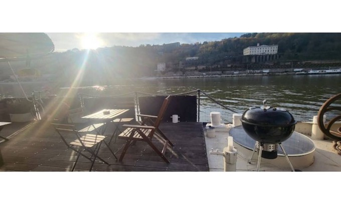 Grand Lyon Boat Rental | Atypical, peaceful houseboat in Confluence