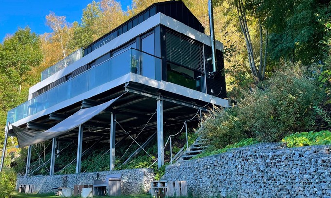 Ortsmitte House | Außergewöhnliches Ferienhaus in Hanglage, Zentral Gelegen