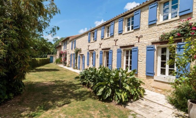 Mauze-sur-le-Mignon House | Au bord du canal by Interhome