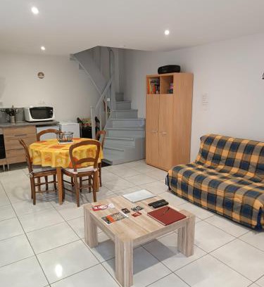 Saint-Vincent-Sterlanges Apartment | Au coin de la rue