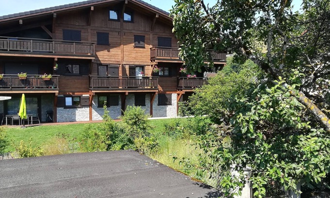 Bernex Apartment | AU FIL DE L'EAU APARTMENT IN COMFORTABLE CHALET BETWEEN LAKES AND MOUNTAINS