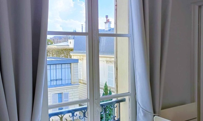 Notre-Dame Apartment | Au Petit Trianon Bleu