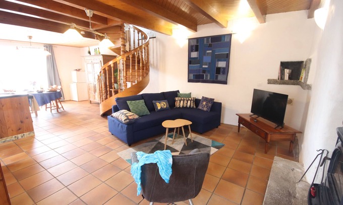Loperec House | Au Pied des Monts D'arrée, Magnifique Gîte Calme et Spacieux Pour 4 Personnes!