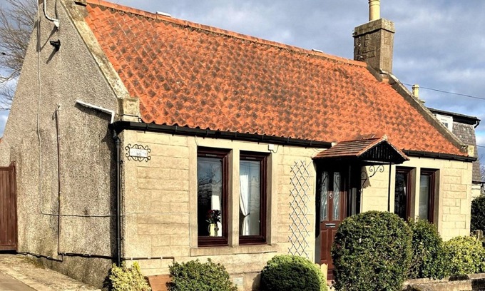 Leven Cottage | Aultnagar pet friendly, 2 bedrooms, sleeps 4, free WiFi near St Andrews Fife