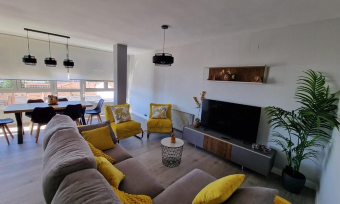 Avila House | Aurora