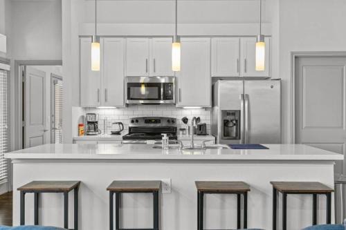 Montopolis Apartment | Austin Luxury 2BR 2B with Pool & FREE Parking