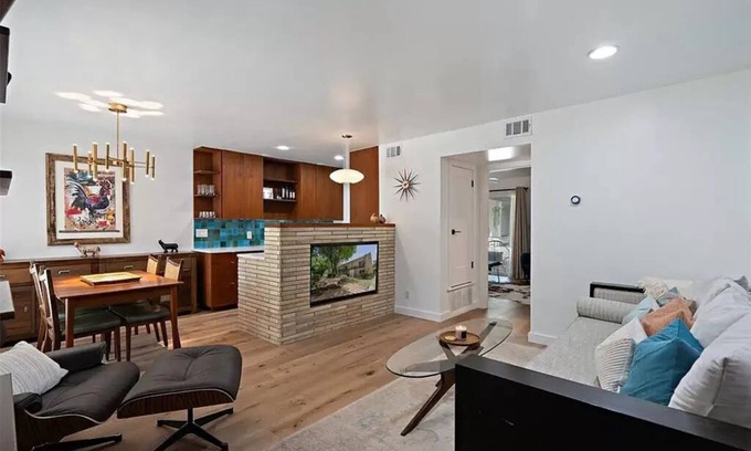 Travis Heights Condo | Austin Modern on Lady Bird Lake, kayak or paddleboard, Fast Google Fiber