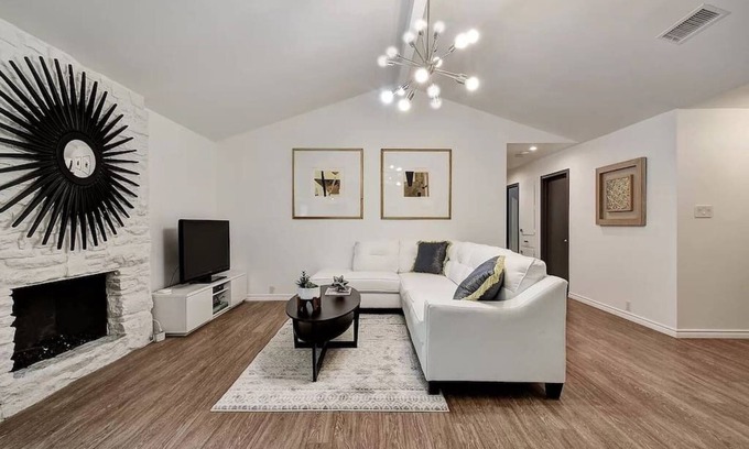 McNeil House | Austin, TX ACL/F1 Domain by Barclé