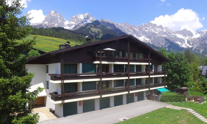 Hinterthal Apartment | Authentic, convenient apartment next to ski slope