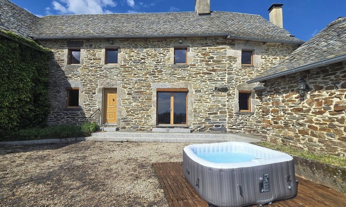 Montpeyroux House | Authentic Aubrac farmhouse with Jacuzzi. A change of scenery guaranteed!
