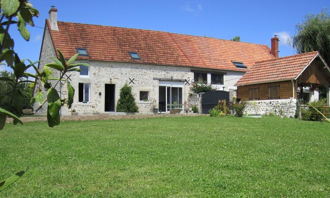 Nohant-Vic Cottage | Authentic Charm in Berry, 11 Pax, Garden and Wifi