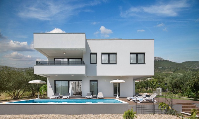 Kastel Stari Villa | Authentic Contemporary Dalmatian Villa with the swimming pool – Villa Diana