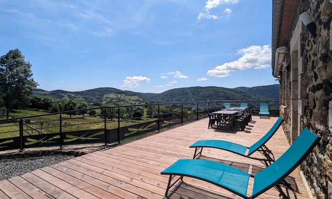 Saint-Privat-d'Allier Cottage | Authentic and comfortable gîte with large grounds and stunning view in Saint-Privat-d'Allier