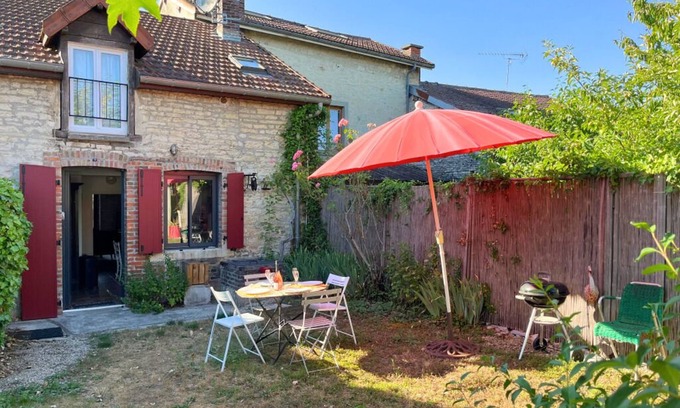 Bayel House | Authentic stone house with garden in Bayel