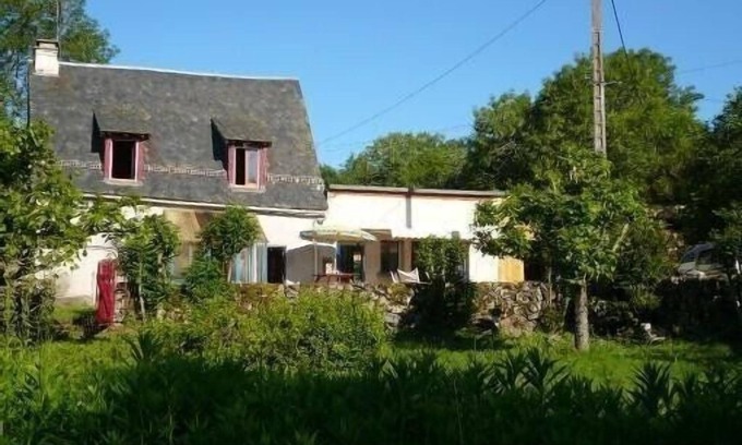 La Tour-dʼAuvergne House | Auvergne with family 8 pers, house and studio, garden,