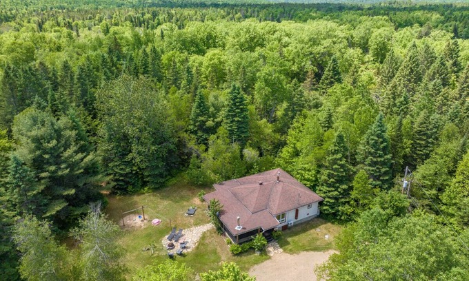Matawinie Regional County Municipality House | Aux Grands Pins|Beach & Kayaks |HotTub |Playground