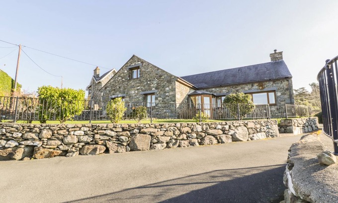Llanfair Cottage | AWEL Y LLAN, family friendly, character holiday cottage in Llanfair
