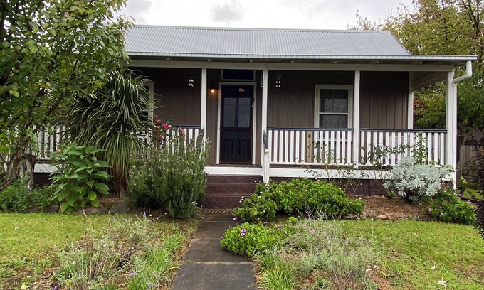 Tenterfield Cottage | Awen Cottage - Delightful Romantic Getaway