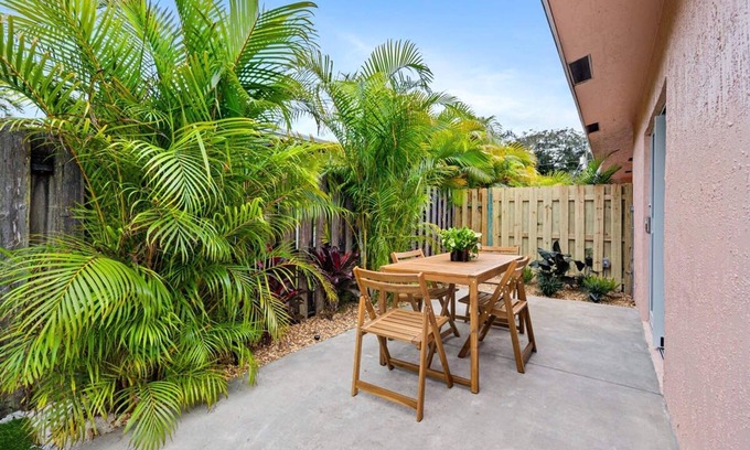 Sailboat Bend Apartment | Awesome 1BR Apartment Sailboat