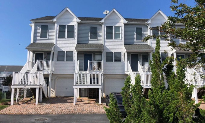 Ocean View House | Awesome 4BR, 3.5 BA (unit 71)with Bay Views, Pool & Boat Slip!