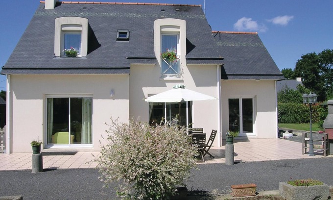 Roz-Landrieux Apartment | Awesome apartment in Roz-Landrieux