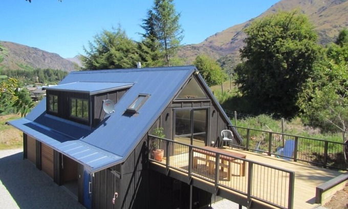 Arthur's Point Cottage | Awesome Arthurs Point Barnhouse