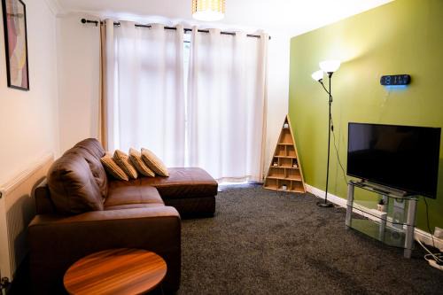 Acresford House | Awesome Coventry Home for Business Contractors and Suitable for families with Free Parking 14mins from NEC