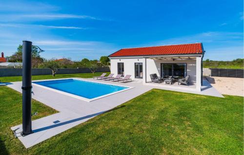 Brisevo House | Awesome Home In Brisevo With Jacuzzi