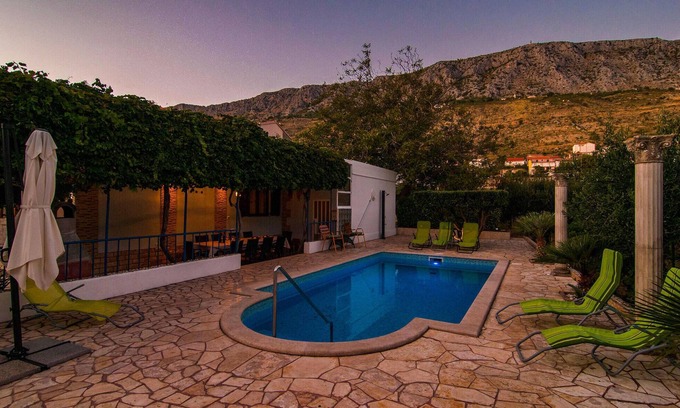 Dugi Rat House | Awesome home in Dugi Rat with WiFi