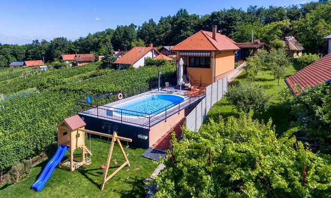 Varazdinske Toplice House | Awesome home in Jalzabet with kitchen