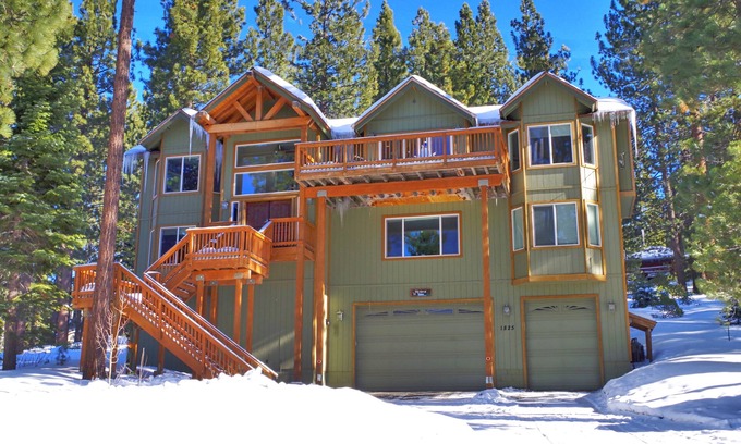 Country Club Estates House | Awesome Luxury Home, 3400 Sq Ft, Hot Tub, 2-fireplaces, Pool Table