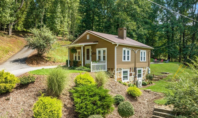 Horse Shoe Cabin | Awesome two-home compound in Horse Shoe with fireplaces, firepit, patio & grill