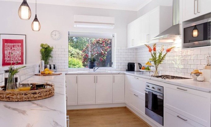 Moss Vale Villa | Azalea Court – walking distance to shops & golf courses