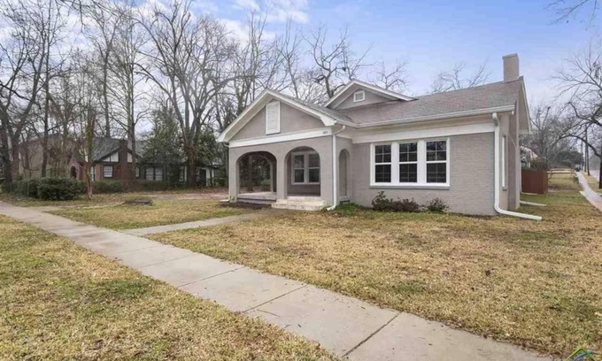 Tyler House | Azalea District Comfort and Charm