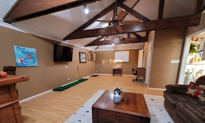 Azle Apartment | Azle Farm Stay - Donkeys Included!