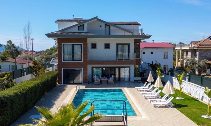 Mentese Villa | Büyük Aile Tatilleri İçin Mükemmel Seçim: 12 Kişilik, 6 Yatak Odalı Lüks Villa
