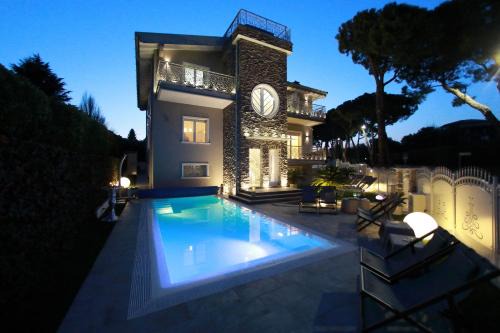 Desenzano del Garda Bed & Breakfast | B&B Bellavista Exclusive in zona centrale con piscina riscaldata e Jacuzzi vista lago LA COLAZIONE viene servita in una pasticceria rinomata ed esclusiva esterna alla struttura