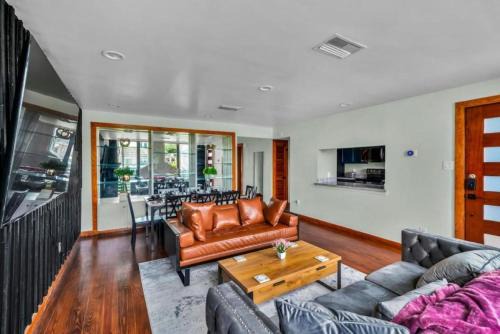Neartown Apartment | B Houston Resort Style Pool EV Charging