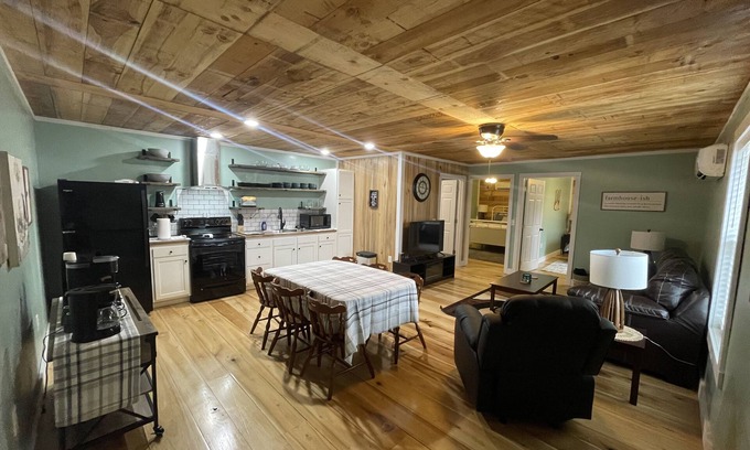 Jamestown Apartment | B - New near Jamestown Dock